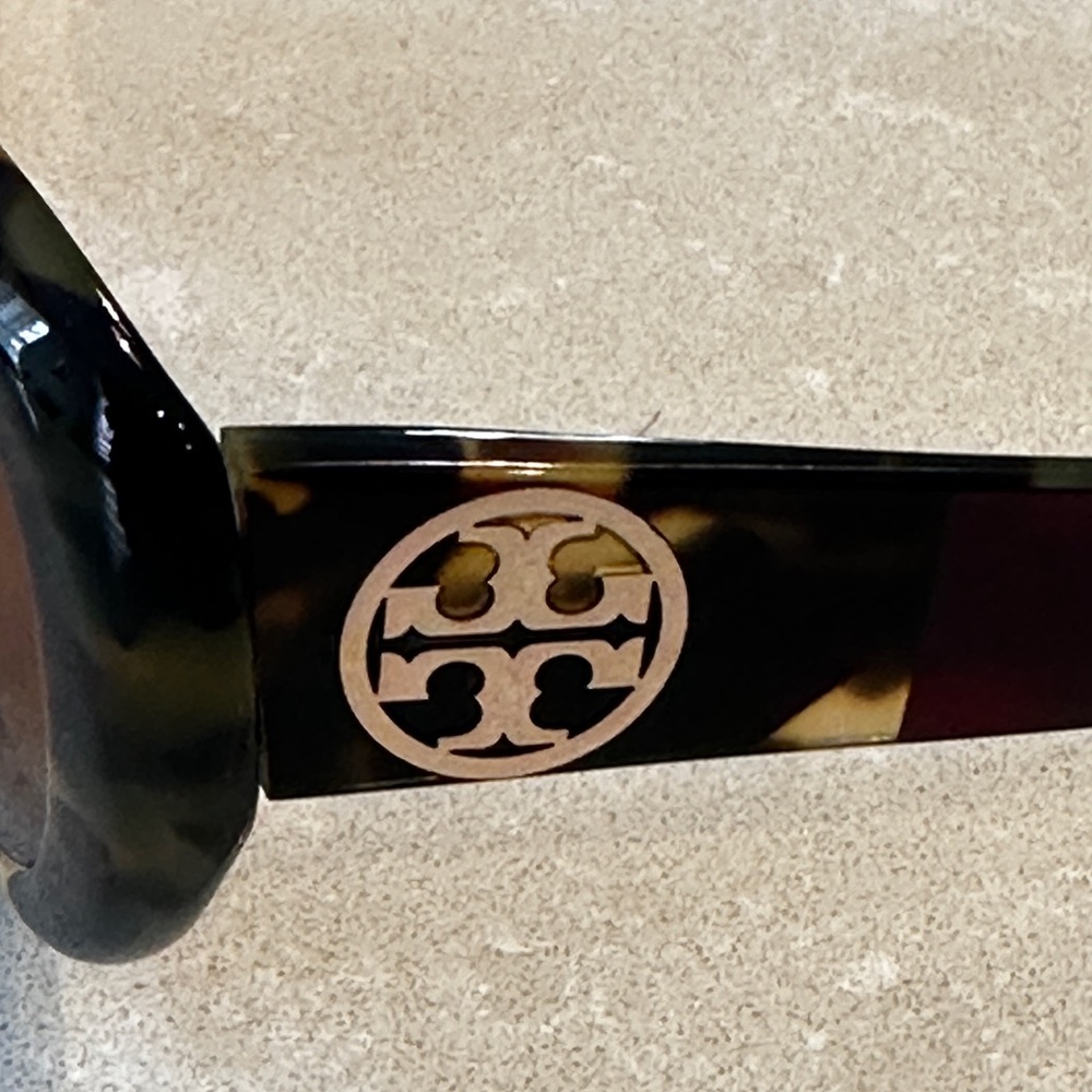 Tory Burch sun glasses. Very trendy. Like new